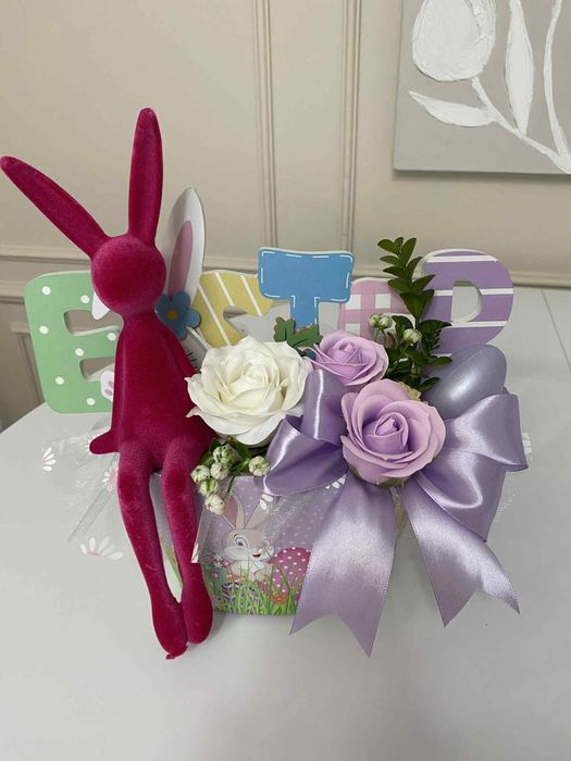 Box kwiatowy wielkanocny z flokowanym królikiem