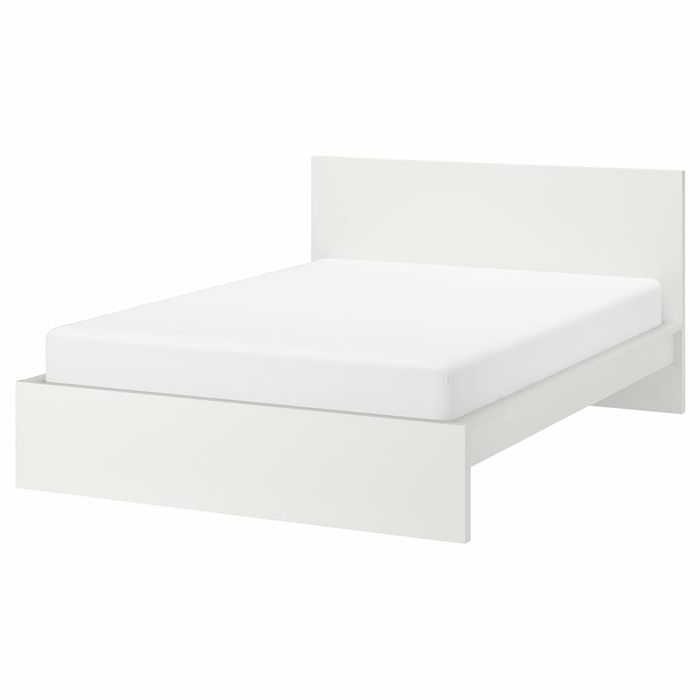 Cama + estrado + 2 mesas de cabeceira