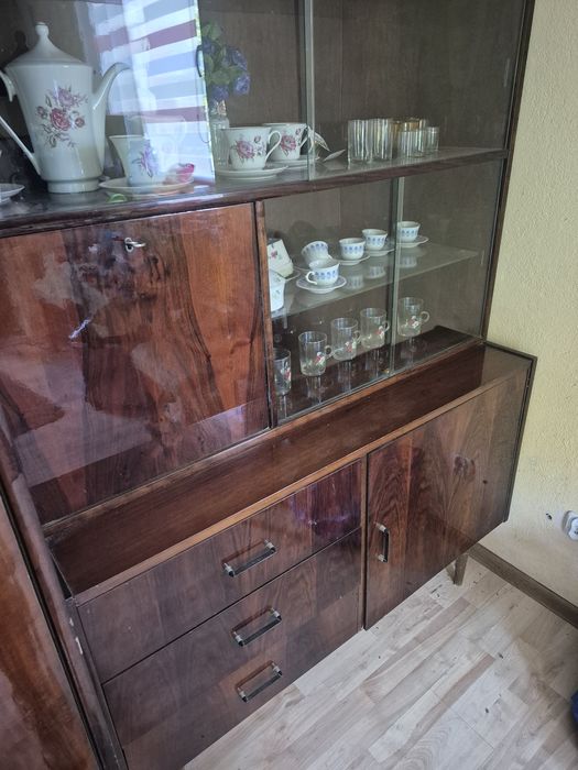 Kredens PRL wysoki połysk , gratis porcelana.