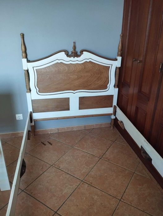 Cama Solteiro Antiga e Restaurada