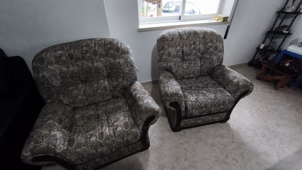 Conjunto de Sofás Clássicos (Sofá-Cama 3 Lugares + 2 Cadeirões) – Excelente Estado