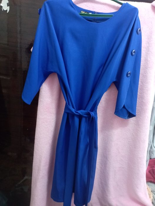 Плаття синього кольоку ,тканина має трохи блискучість