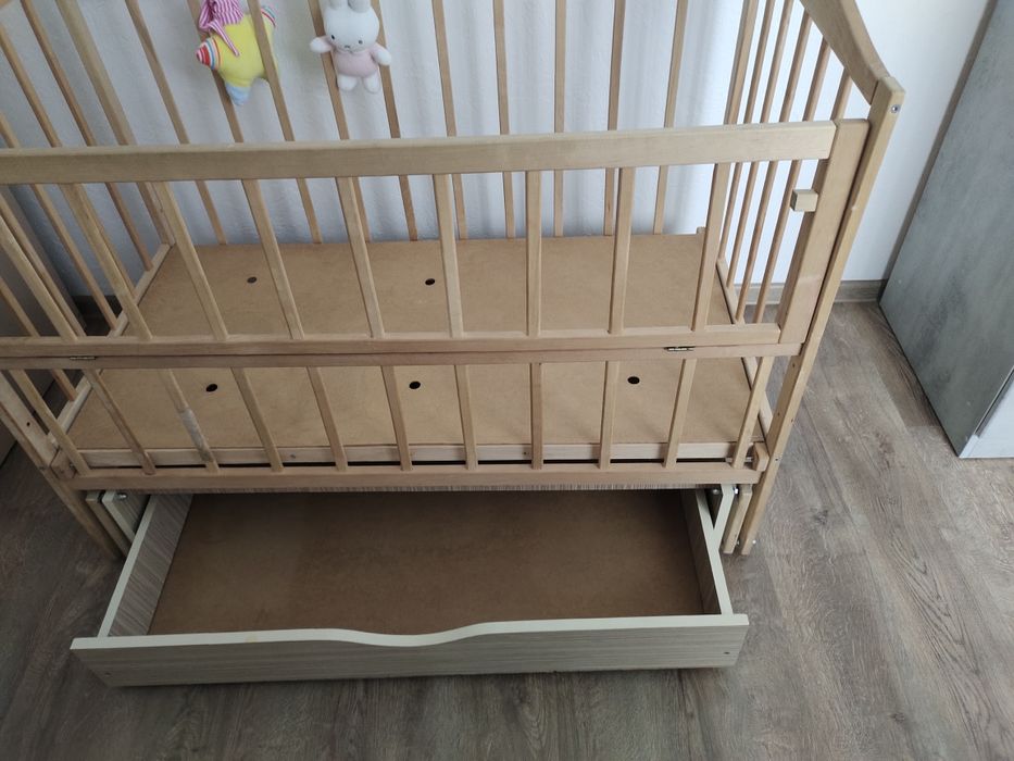 Дитяче ліжечко маятник з матрацом ,в подарунок віддам постіль