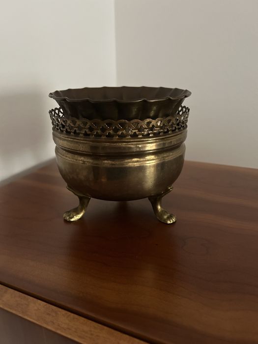 Vendo dois vasos em latao.