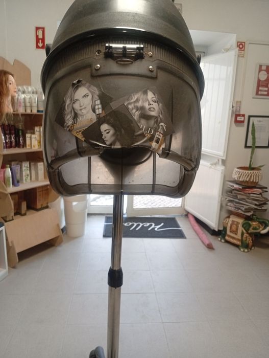 Secador  de rolos preto com pé