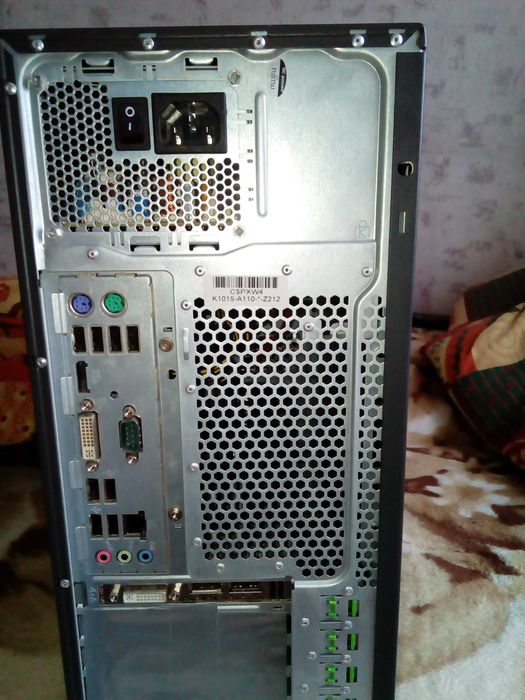 Komputer stacjonarny Fujitsu Esprimo P 700 z monitorem DELL 2210