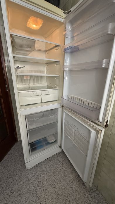 Frigorífico Ariston avariado — para peças
