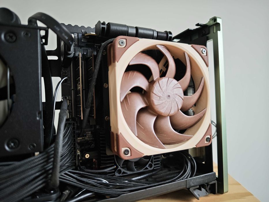 Torre PC Mini-ITX Fractal Terra - 64GB RAM - Motherboard Minisforum BD770i Ryzen 7 7745HX - Fans Noctua - PSU Corsair SF750 - 1TB SSD
