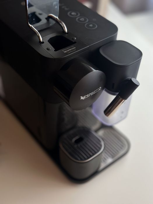 Máquina de café Nespresso Latissima One Delonghi Preta + acessórios