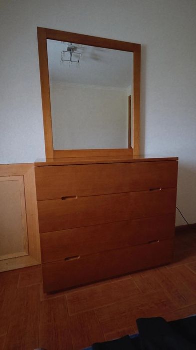 Cómoda de madeira com espelho