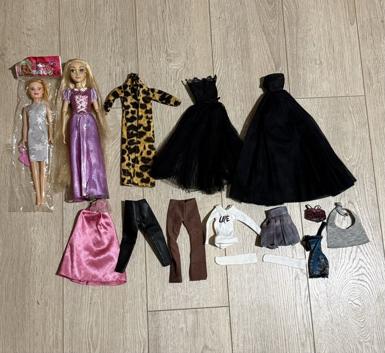 Лот ляльки з одягом
