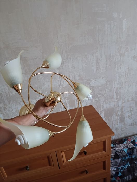 Продам    люстру