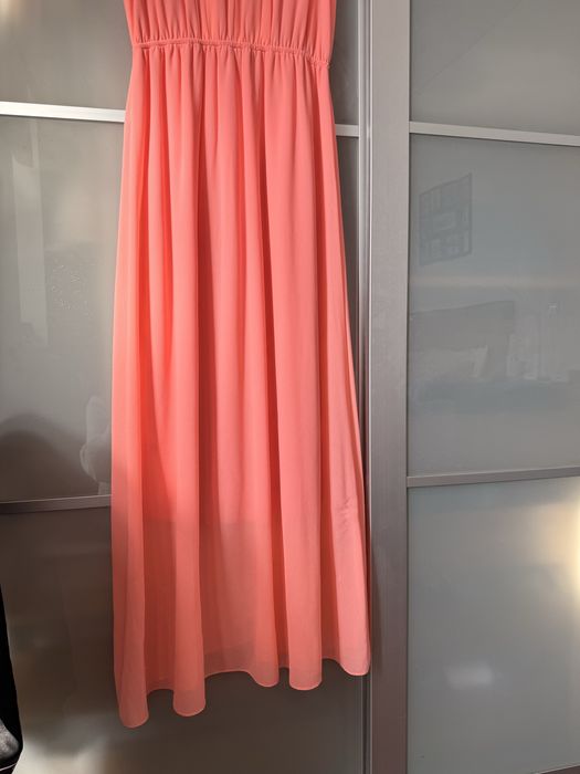 Vestido comprido adereços dourados na gola abertura nas costas