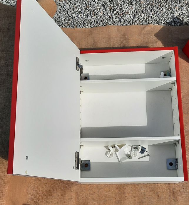 Armário para wc que nunca foi usado com oferta do relógio.