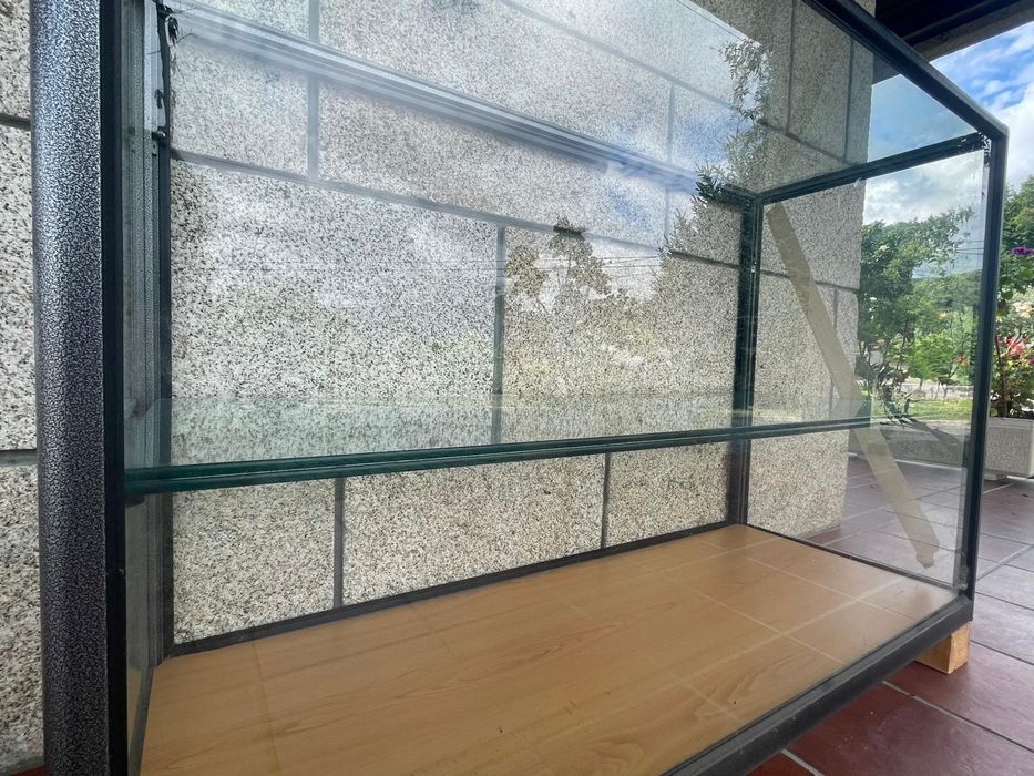 Vitrine balcão em vidro