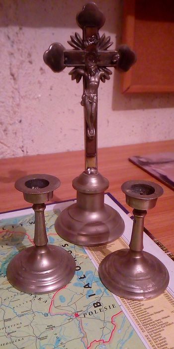 Krzyż i świeczniki.