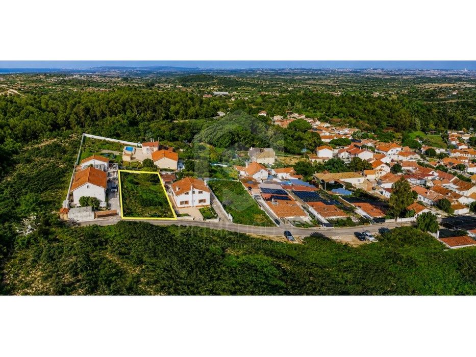 Terreno urbano com 607m² para construção em Pedreiras, Sesimbra.