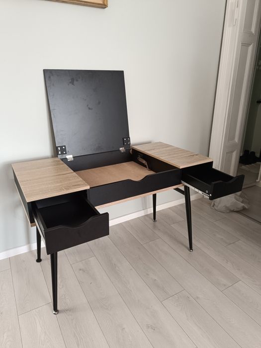 Biurko z szufladami i otwieranym schowkiem