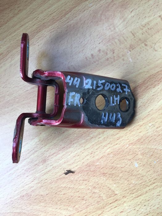 Дверная петля Nissan Juke (нижняя левая)