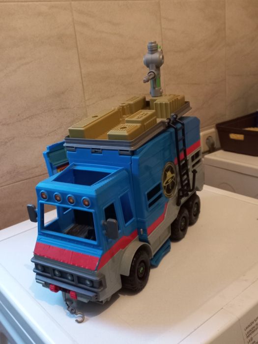 Brinquedo - carrinha do Ben 10