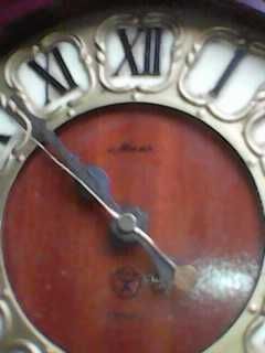 Настінний годинник радянських часів з барометром