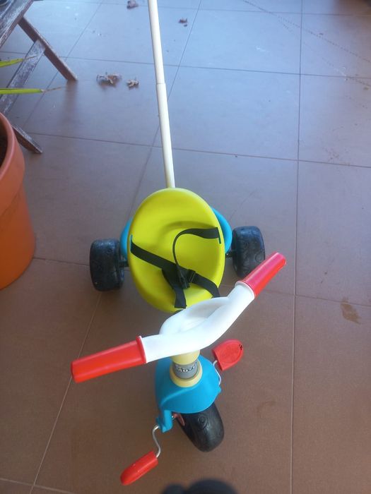 Triciclo move criança