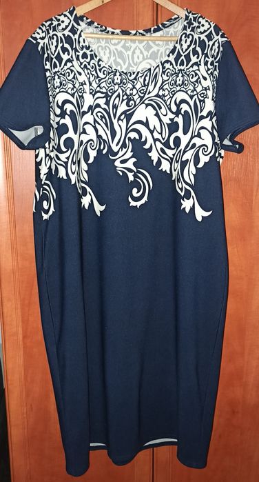 Granatowa sukienka, białe zdobienia, elegancka, prosta, krótki rękaw