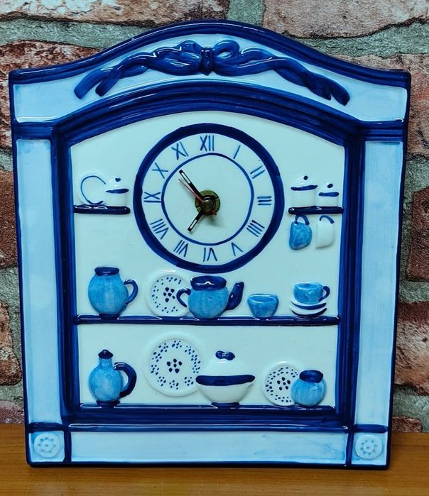 Zabytkowy zegar ścienny ceramiczny