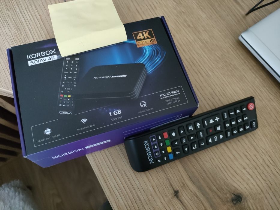 Dekoder Korbox SOIAV 4K, pilot i zasilacz w zestawie