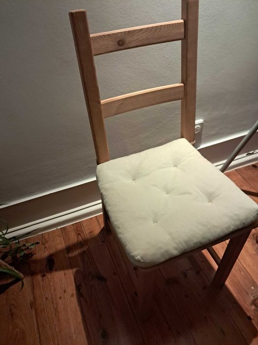 Duas cadeiras ikea com almofada incluida