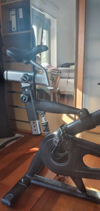 Bicicleta estática de ginasio, boa para treinar em casa.