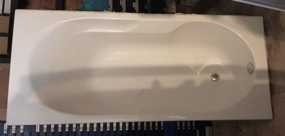 VENDIDA! NOVA Banheira em Fibra, com torneira e chuveiro NOVOS