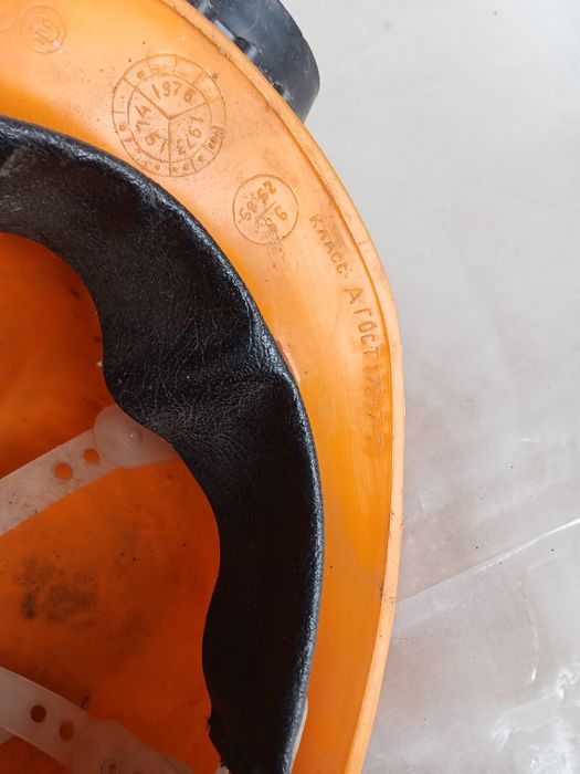 Каска и фонарь шахтёра новые