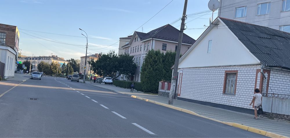 Півбудинку у центрі під комерцію