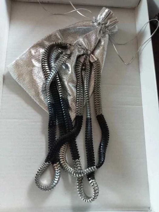 naszyjnik srebrno-czarny