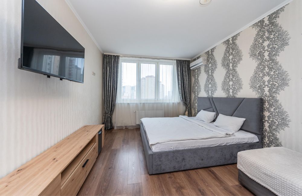 Подобово Ахматової 32/18 з джакузі ,6й поверх