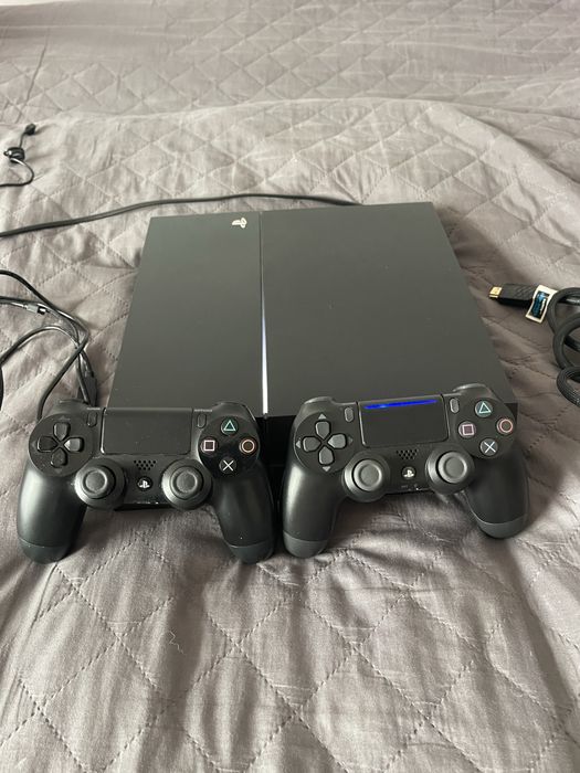 Konsola PlayStation 4 + 2 pady PS4