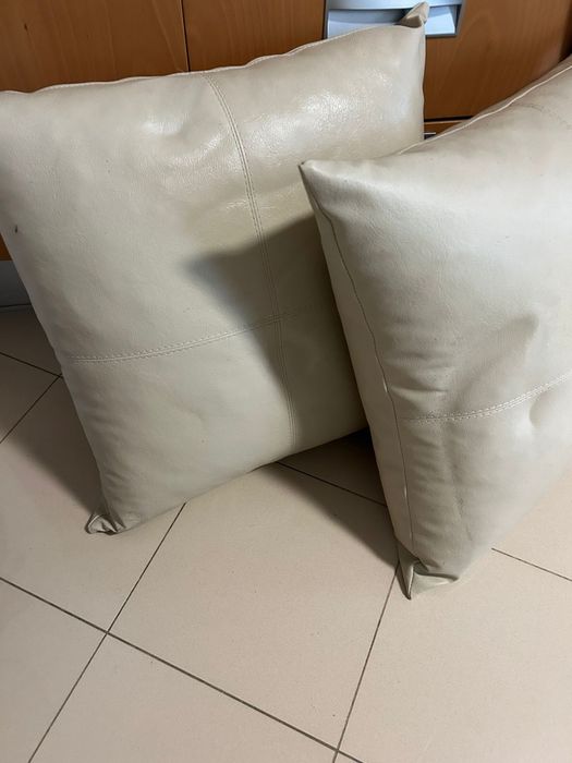 3 almofadas bege em imitação pele