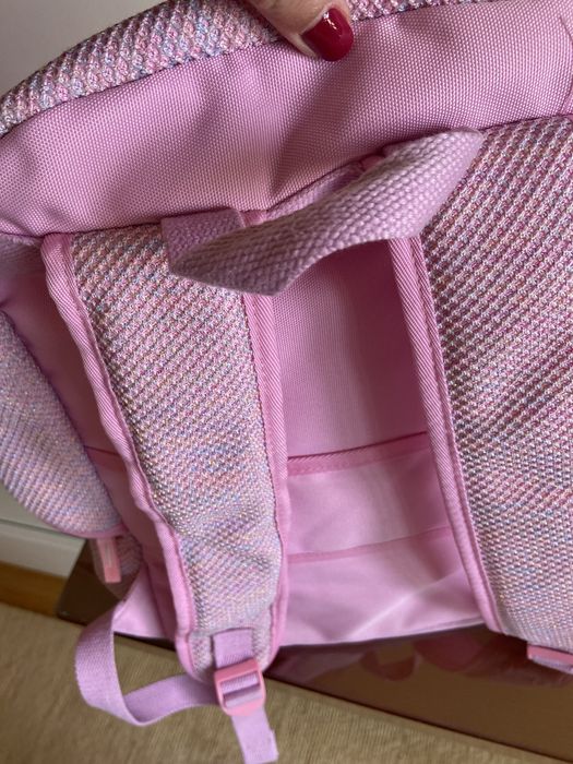 Mochila de nenina em rosa com varias divisors