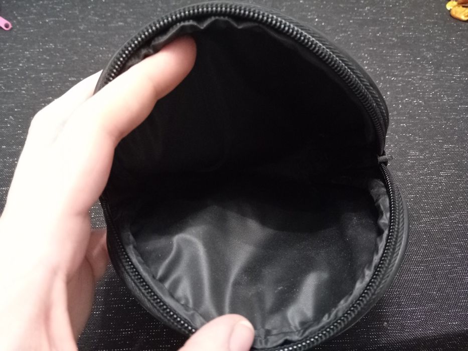 Kosmetyczka czarna Revlon. Stan bardzo dobry.