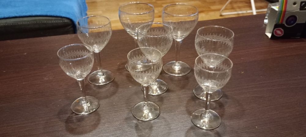 Zestaw 8 kieliszków że szkła uranowego