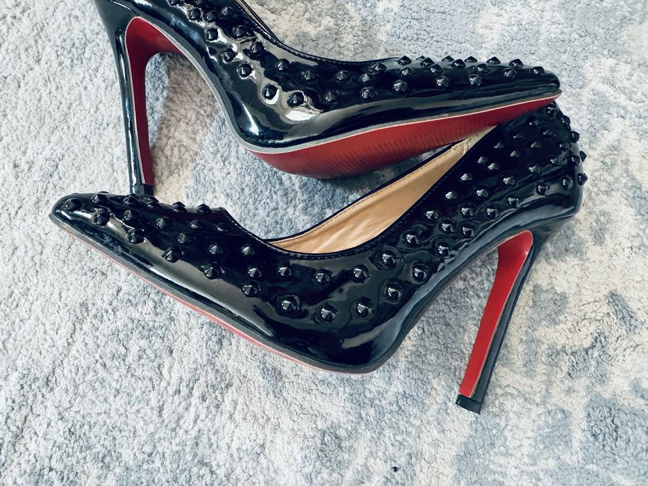Czarne kolce szpilki czerwona podeszwa