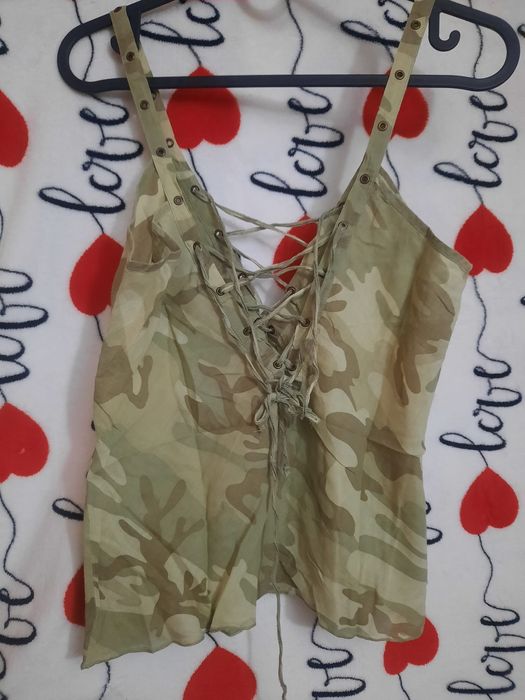 Blusa alças padrão camuflado