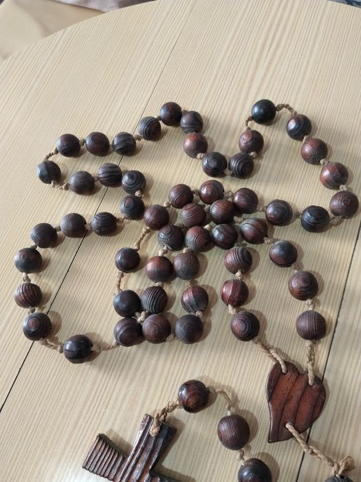 Terço muito antigo em madeira feito à mão