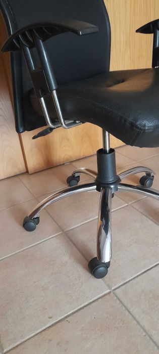 Cadeira de secretária com ajuste de altura do assento