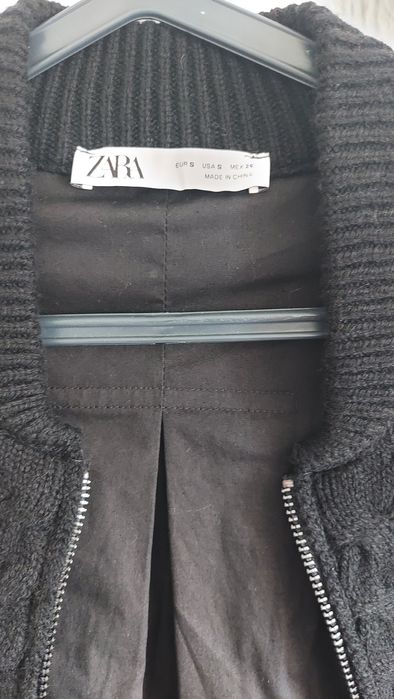 Casaco de malha trabalhada à  frente com bolsos.