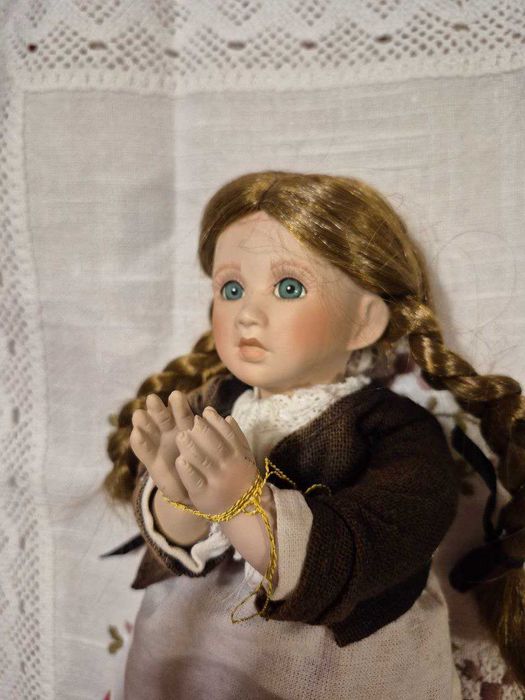 колекційна порцелянова лялька