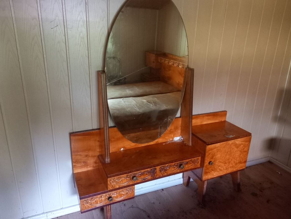 Meble zabytkowe, antyk (szafa, sypialnia, toaletka]
