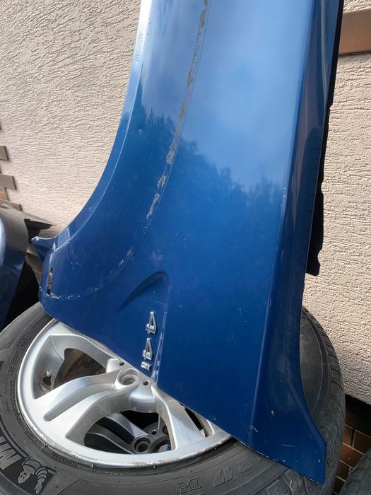 Bmw x5 e53 błotnik przód topas blau 364/5 lewy + znaczek 4.4i