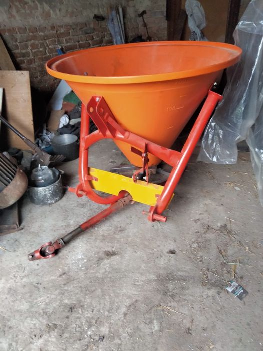 Розкидач добрив до ітрактора